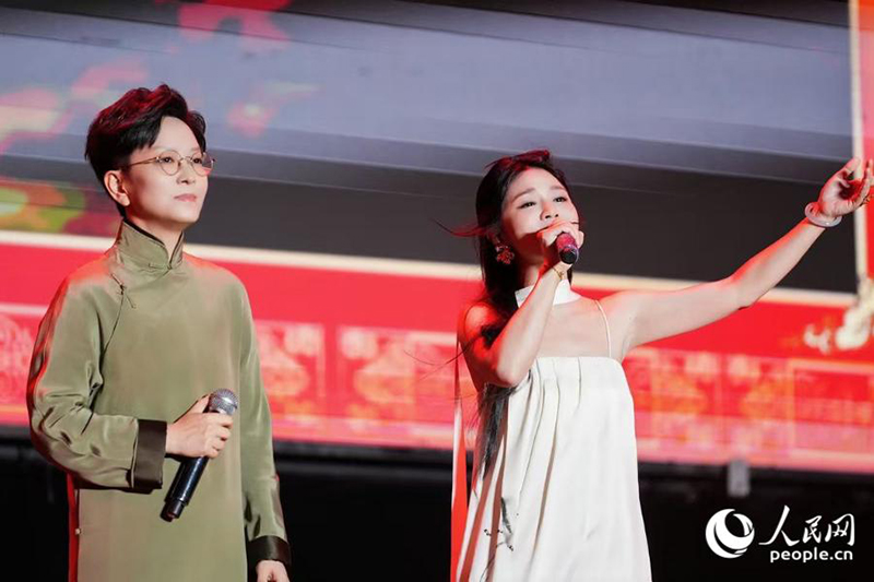 王珮瑜、黄英演唱歌曲《天地一线》。人民网 摄