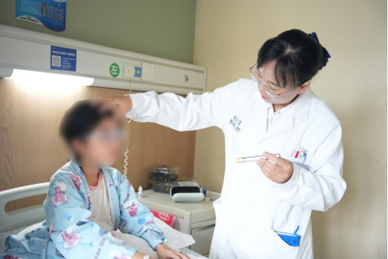 女孩歪头视物，家长误以为习惯不好，拖了4年才发现眼睛斜了604