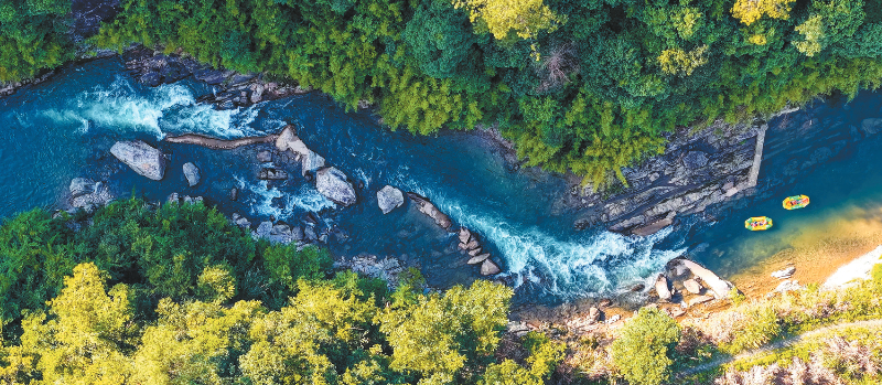 长汀县汀江源龙门漂流景区内，满目苍翠山林环抱清冽溪流，吸引众多游客前来消暑戏水。通讯员 朱芳彬 摄