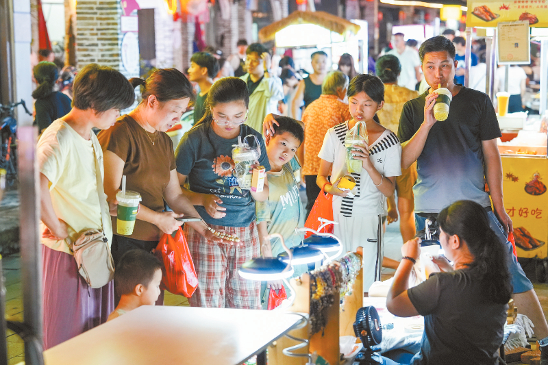 上杭瓦子街热闹非凡，燃起“夜经济”烟火。通讯员 江春凤 摄
