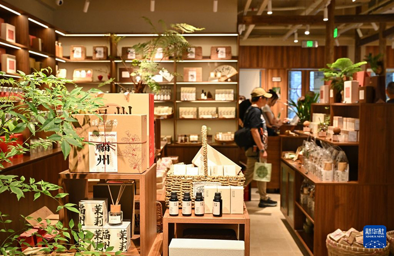 7月22日，游客在福州上下杭历史文化街区的一家茉莉花礼品店内购物。新华社记者 韩旭 摄