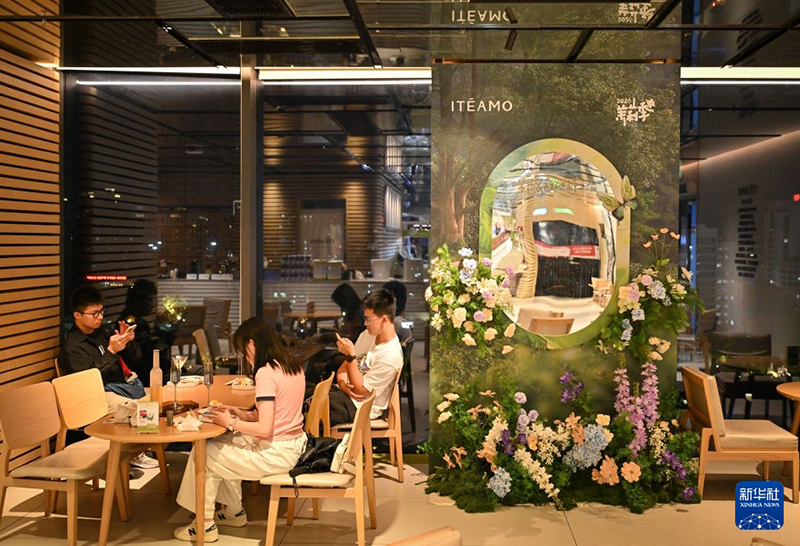 7月22日，人们在福州的一家新式茉莉花茶饮品店内品尝饮品。新华社记者 韩旭 摄