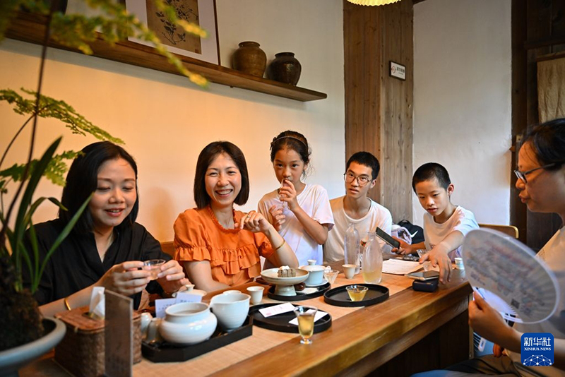 7月22日，游客在福州上下杭历史文化街区的一家茶馆品尝茉莉花茶。新华社记者 韩旭 摄