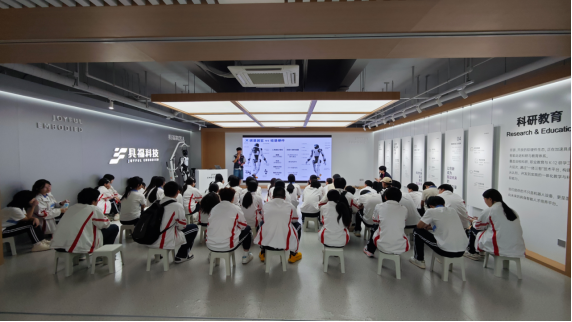 工作人员为学生们讲解智能机器人有关知识。海峡网记者 王挺 摄