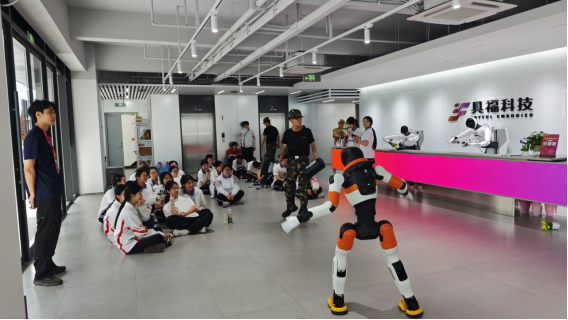 学生们近距离观摩智能机器人展演。海峡网记者 王挺 摄