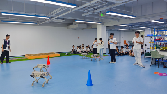 学生在工作人员指导下分组操控四足机器狗完成越障竞赛。海峡网记者 王挺 摄