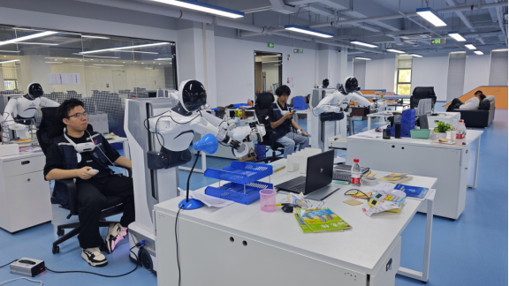 具福科技工作人员进行机器人数据采集日常训练任务。海峡网记者 王挺 摄