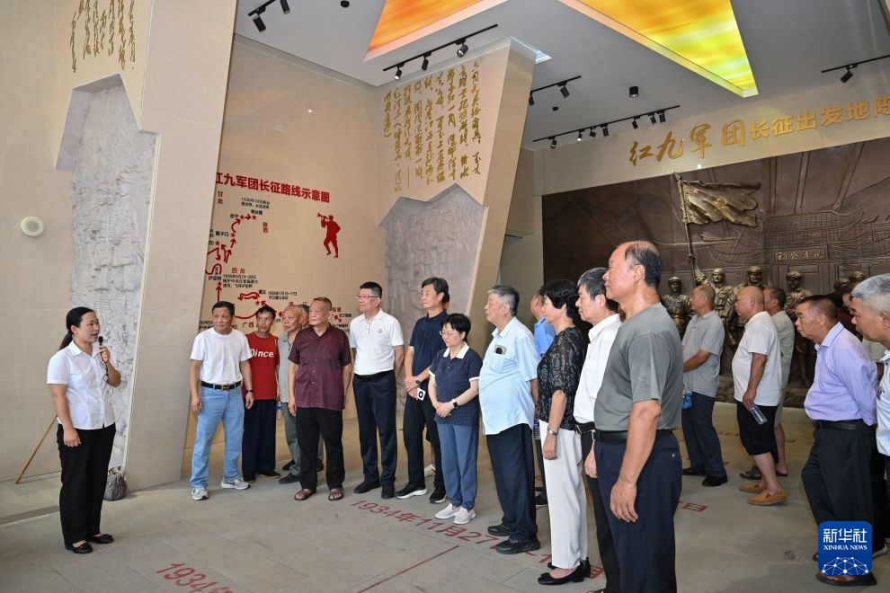 在福建省龙岩市长汀县南山镇中复村,讲解员在红九军团长征出发地陈列展厅为游客讲解。新华社记者 韩旭 摄