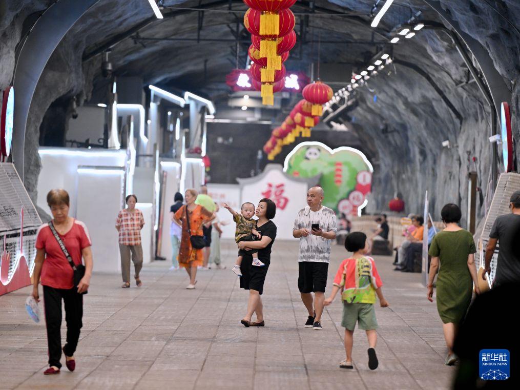 市民在福州乌山防空洞避暑休闲。新华社记者 姜克红 摄