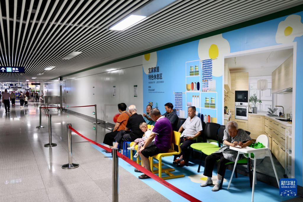 福州市民在地铁站爱心休息区避暑休闲。新华社记者 姜克红 摄