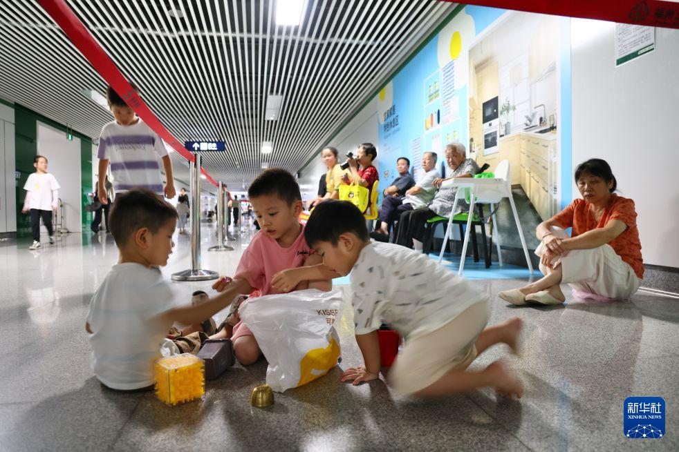 福州市民在地铁站爱心休息区避暑休闲。新华社记者 姜克红 摄