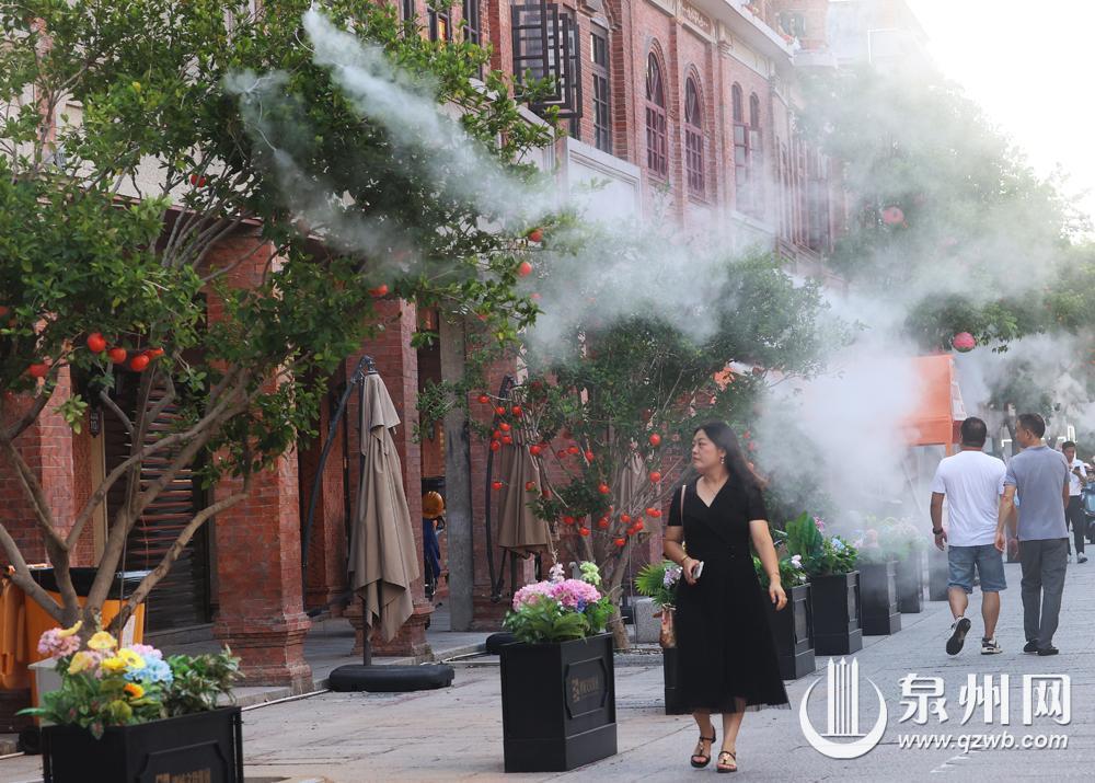 泉州市中山南路清凉水雾引好奇 智能降温系统藏巧思