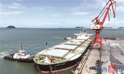 首次顺利靠泊10万吨级铁矿船 厦门港后石港区接卸能力跃升
