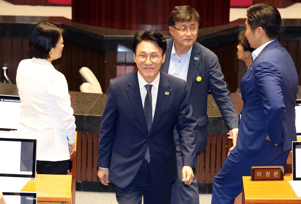 韩国执政党党首选举进入倒计时 “三强”竞争