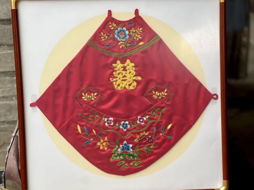 梅花红裙刺绣技艺。