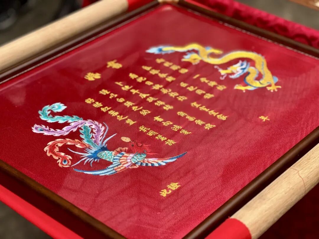 梅花红裙刺绣技艺。
