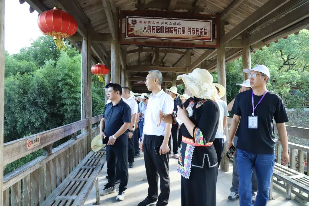 中国农学会第三十届葡萄学术研讨会嘉宾现场观摩福安葡萄产业发展