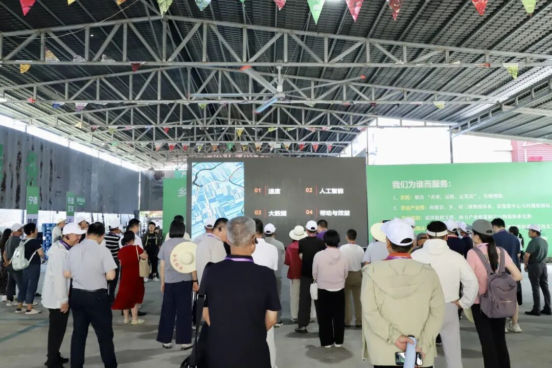 中国农学会第三十届葡萄学术研讨会嘉宾现场观摩福安葡萄产业发展