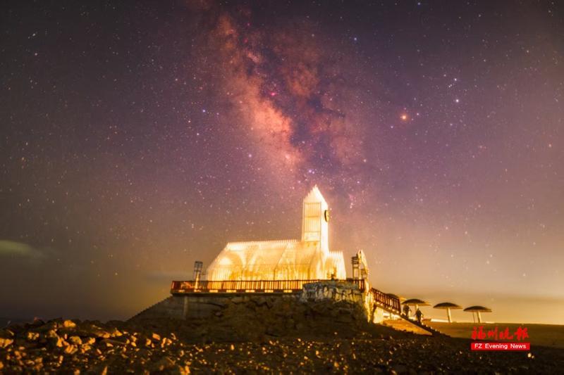 定海湾山海运动小镇星空夜景。