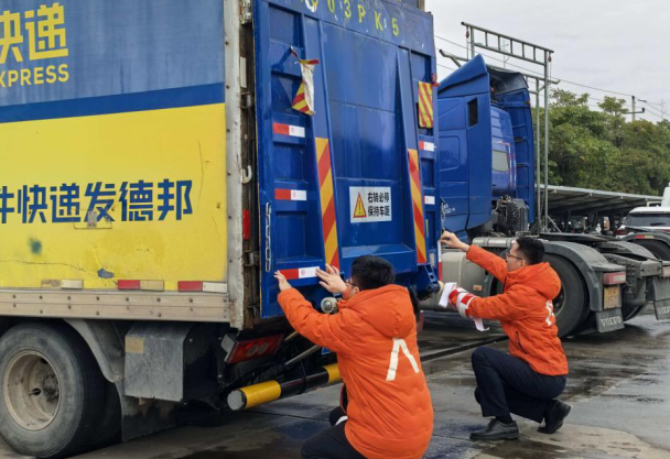 从“红绿灯”到“亮尾灯”  科技“点亮”回家路