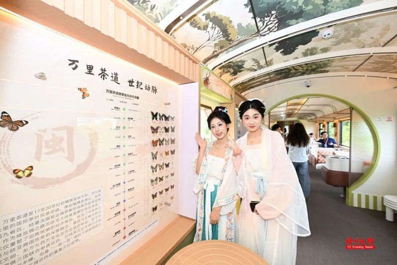 试乘旅客在观光列车车厢拍照打卡。