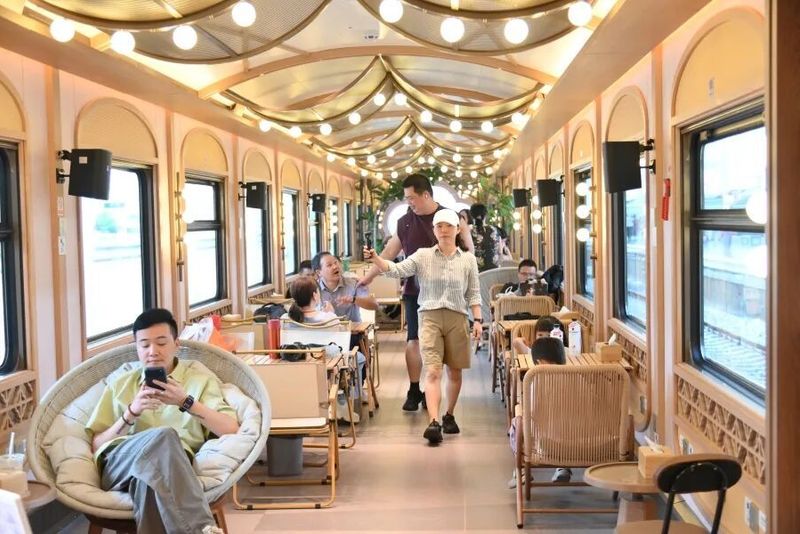 融合宋式园林与户外露营氛围，仿天幕帷幔休闲区搭配270°观景窗，不用进山就能拥有氛围感下午茶，适合闺蜜聚会、松弛放空。