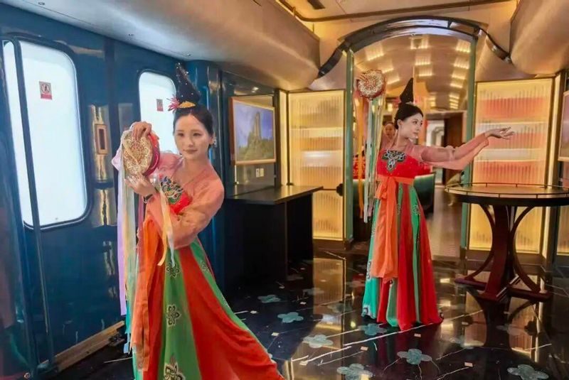 列车员现场演绎古风舞蹈、民乐演奏，小型茶会、分享会、旅拍都适配。