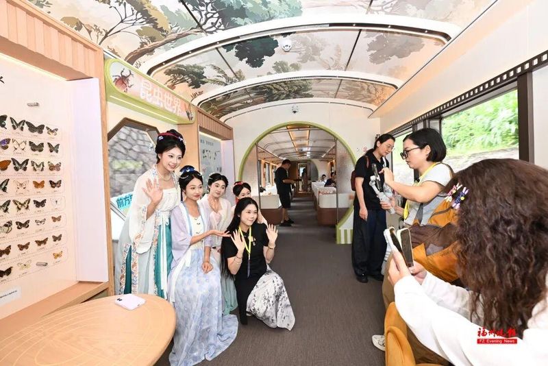可体验汉服妆造、茶百戏、建本拓印、非遗面塑。