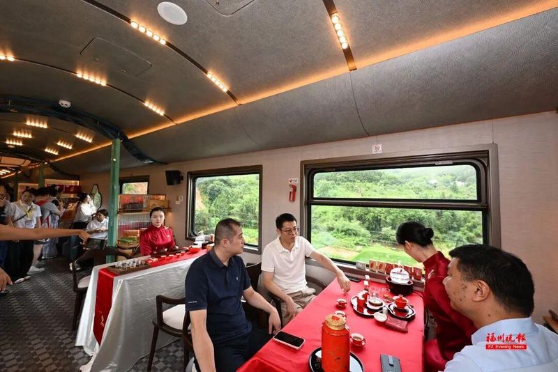 富有武夷山水特色的车身和车厢布置吸引了不少旅客驻足拍照。