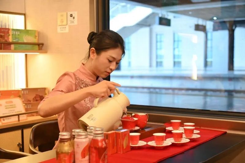 列车员现场演绎古风舞蹈、民乐演奏，小型茶会、分享会、旅拍都适配。
