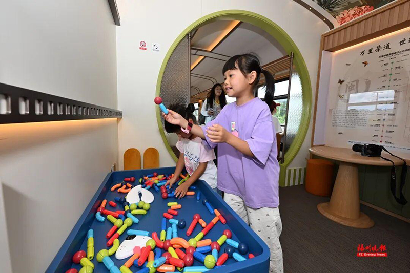 空间柔和童趣，满是山林草木原生元素，配套儿童生态互动装置，带孩子沉浸式认识武夷山动植物，边坐车边解锁自然知识。