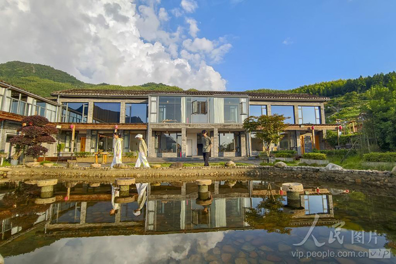 福建省南平市政和县外屯乡的天村稠岭景区，游客在云半间民宿参观。