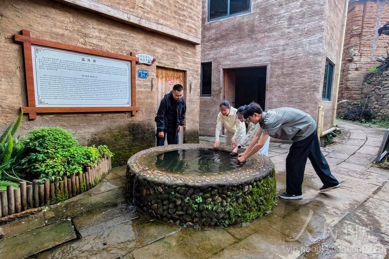 福建省南平市政和县外屯乡的天村稠岭景区，游客正在观看高升井。