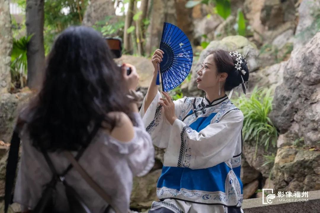 ▲游客在朱紫坊芙蓉园内体验“三条簪”妆造。林双伟/摄