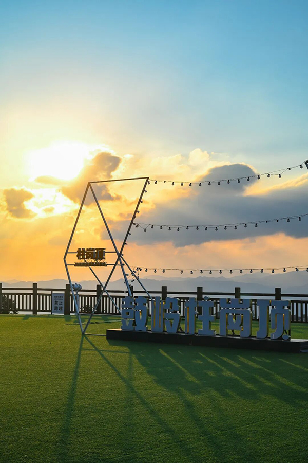 黄昏，静候夕阳西下，天空被染成一片温柔的橘红色。