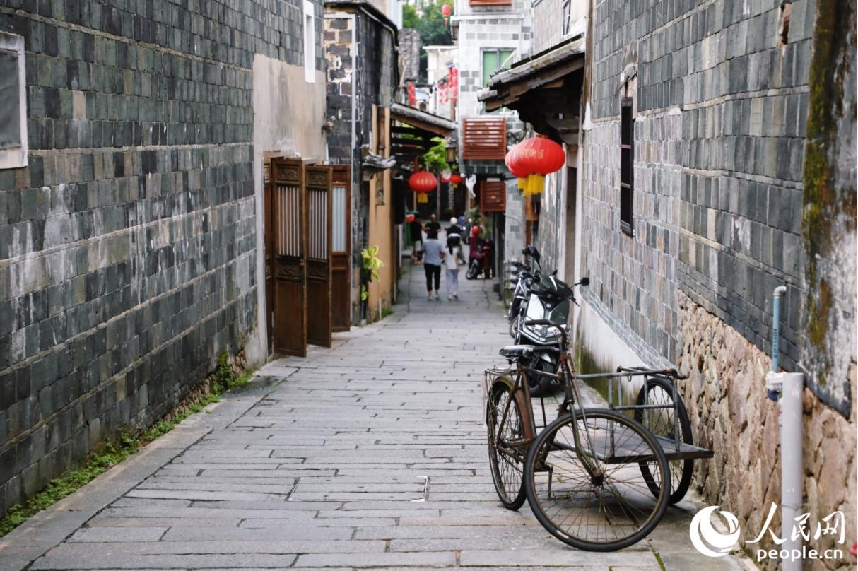漫步在青石板路，穿梭于古建之间。人民网记者 李唯一 摄