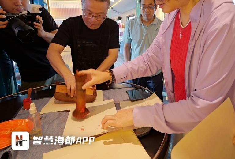 在列车上体验建本拓印，别有一番情趣。