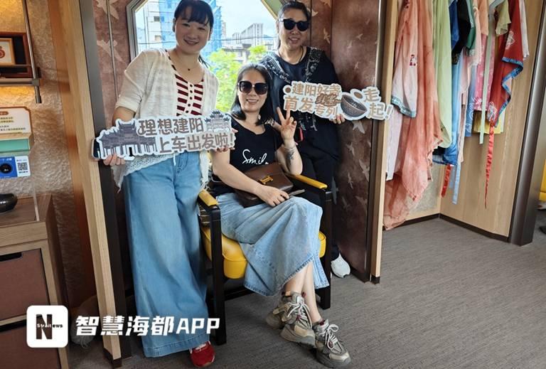 游客在车厢内拍照打卡。
