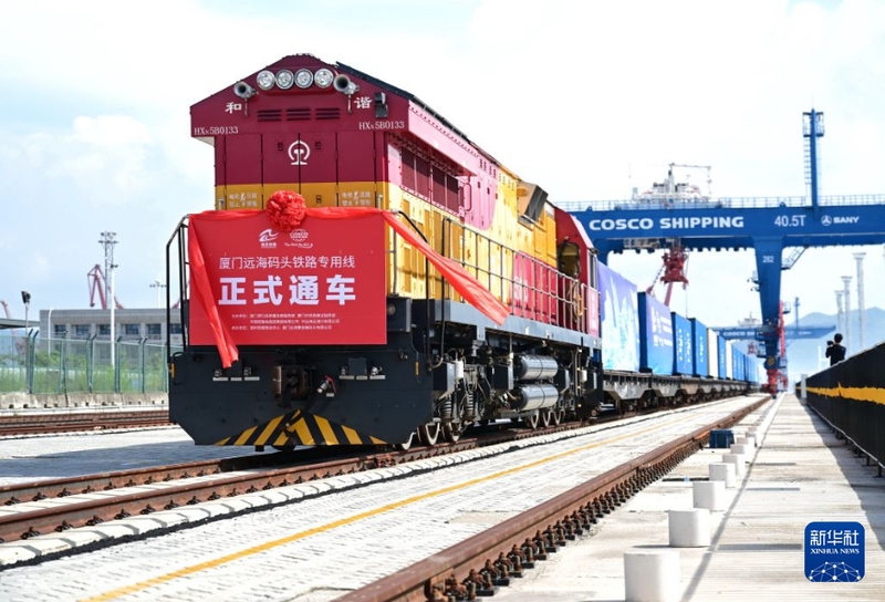 7月29日,集装箱货运班列从厦门远海码头铁路专用线驶出。新华社记者 林善传 摄