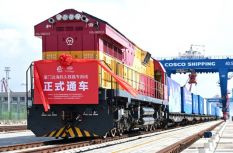 全国首条“垂直岸线、直达码头”海铁联运专用线投运