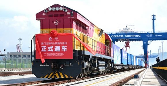 全国首条“垂直岸线、直达码头”海铁联运专用线投运