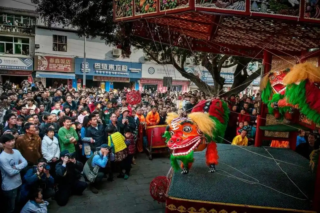 霍童线狮引来人群观看。记者 魏发松 摄