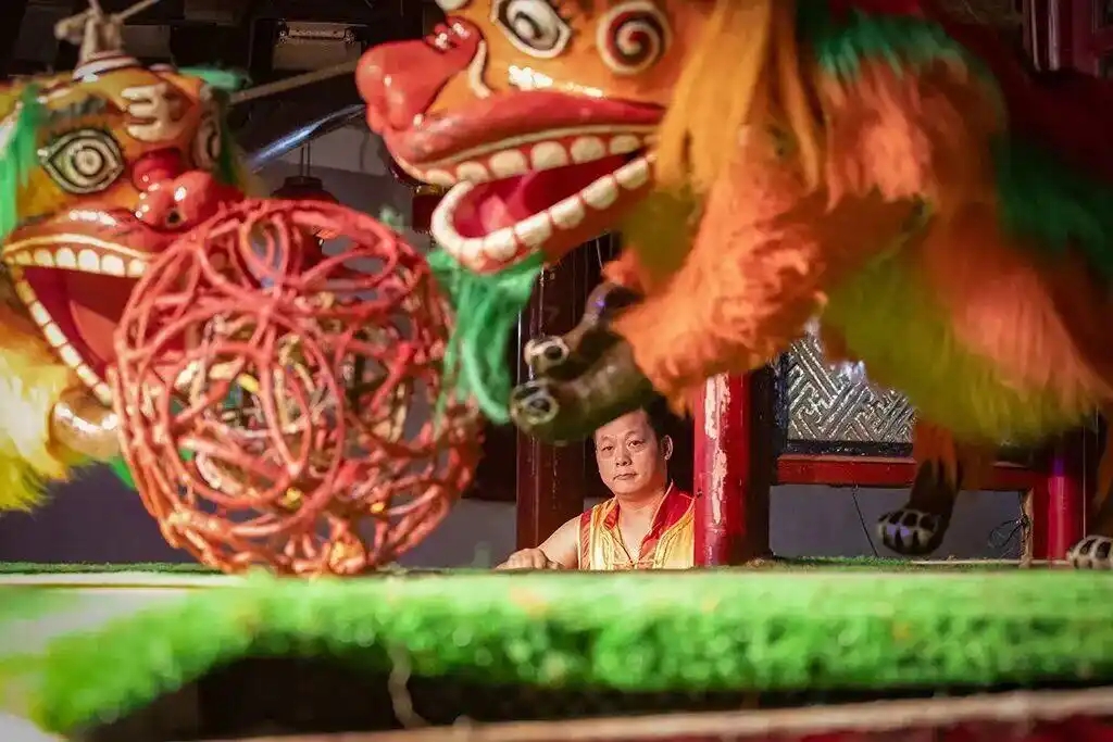 双狮抢球。记者 陈秀容 摄