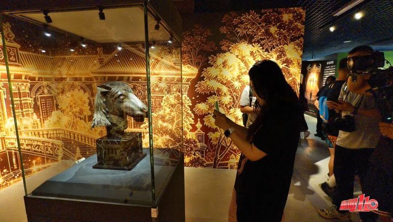 观众在特展预展现场参观马首铜像。