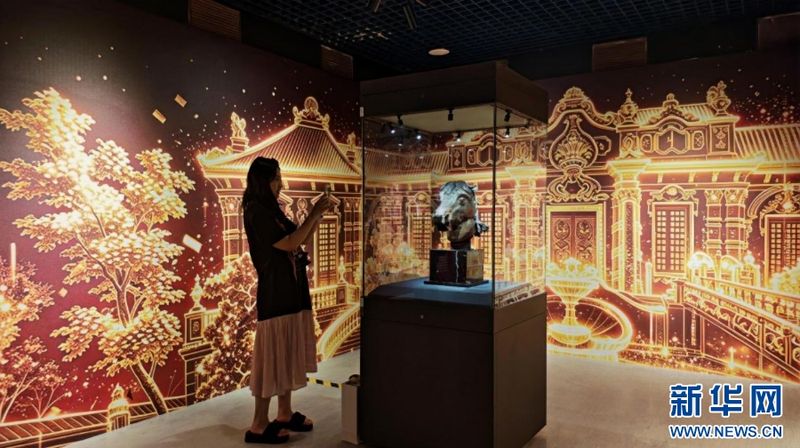 7月30日，观众在特展预展现场参观马首铜像。新华网 刘丰 摄