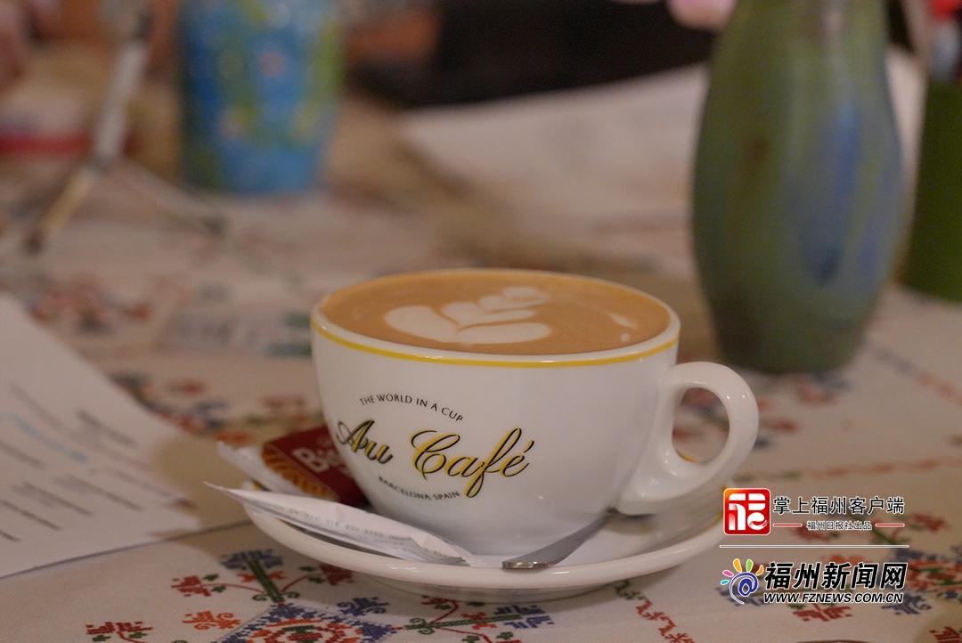 在咖啡店的杯子上印着口号“The World in a Cup”。记者 滕一郎 摄