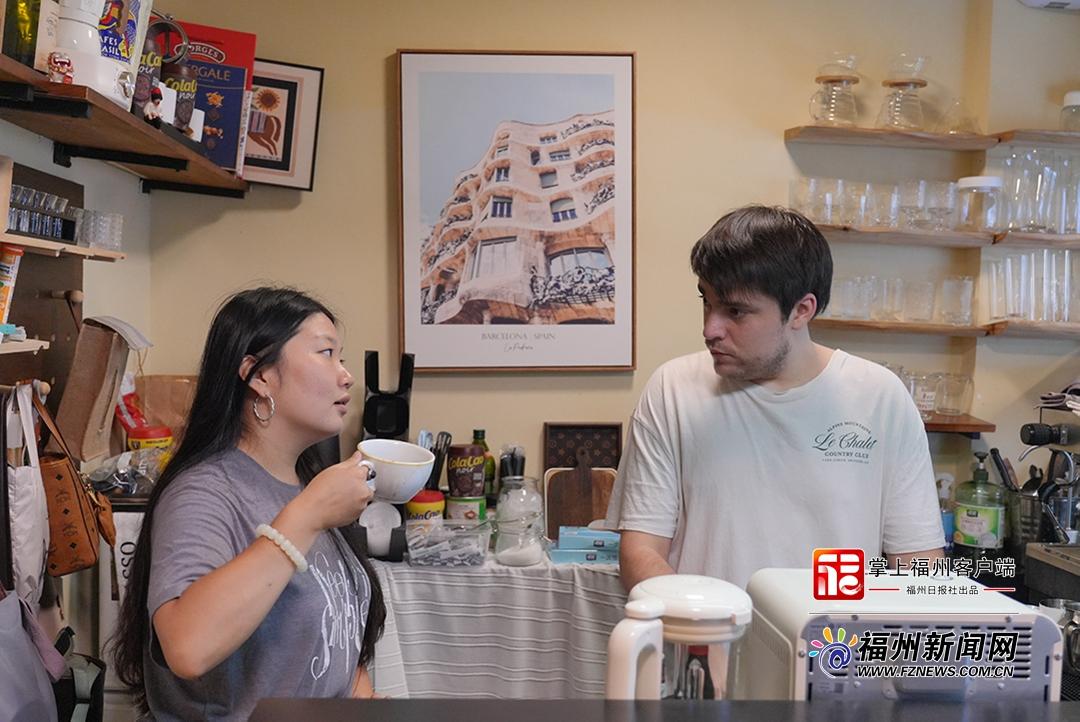 夫妻俩共同经营咖啡店。记者 滕一郎 摄