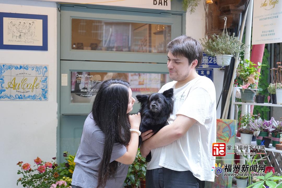 杨洋和周雪在这里收养了一只中华田园犬。记者 滕一郎 摄