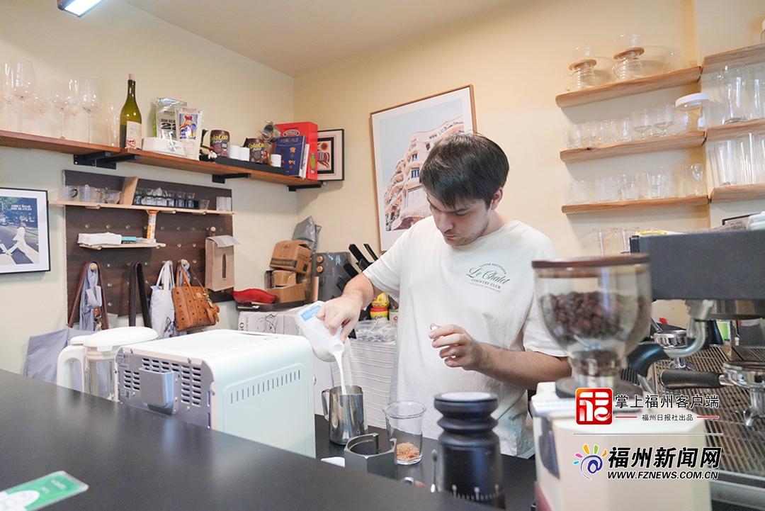 杨洋在制作咖啡。记者 滕一郎 摄