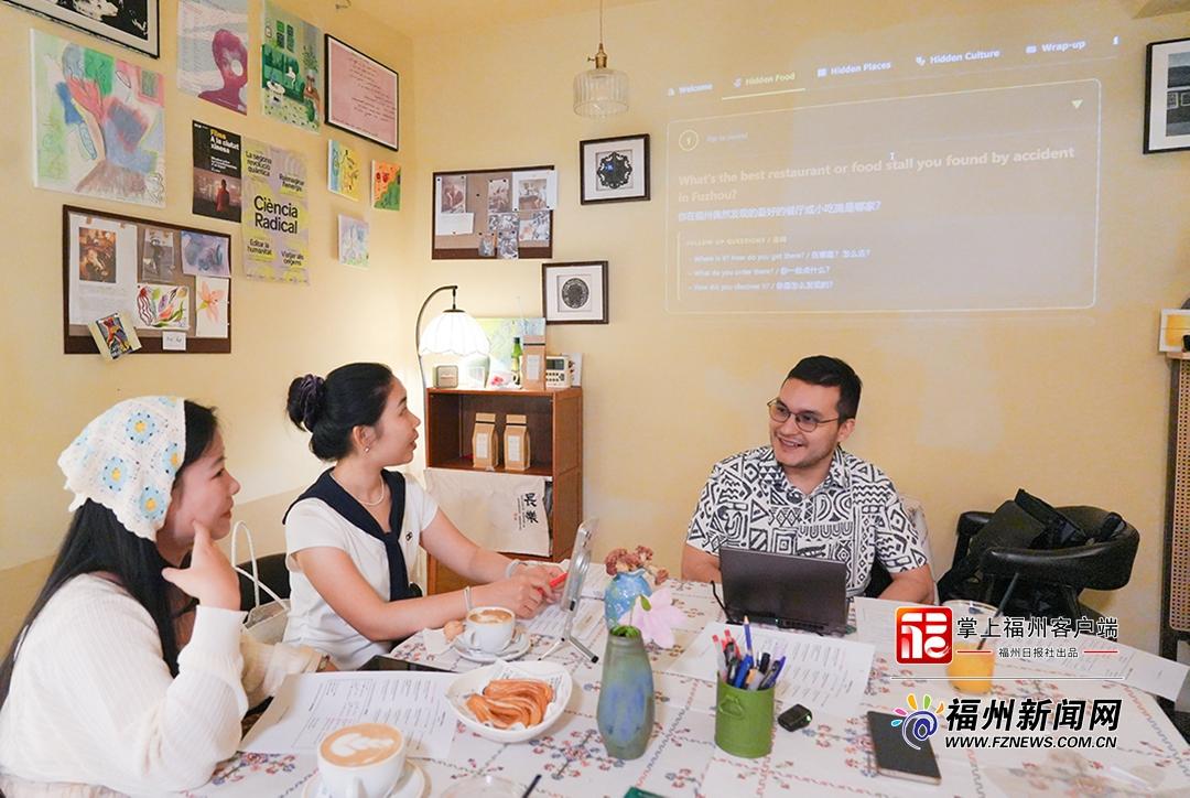 来自哥伦比亚的丹尼尔（右一）在主持语言角。记者 滕一郎 摄